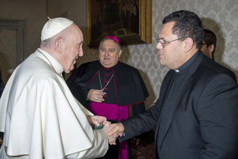 El papa Francisco saluda a monseñor Cristóbal Déniz en presencia del obispo José Mazuelos / TA